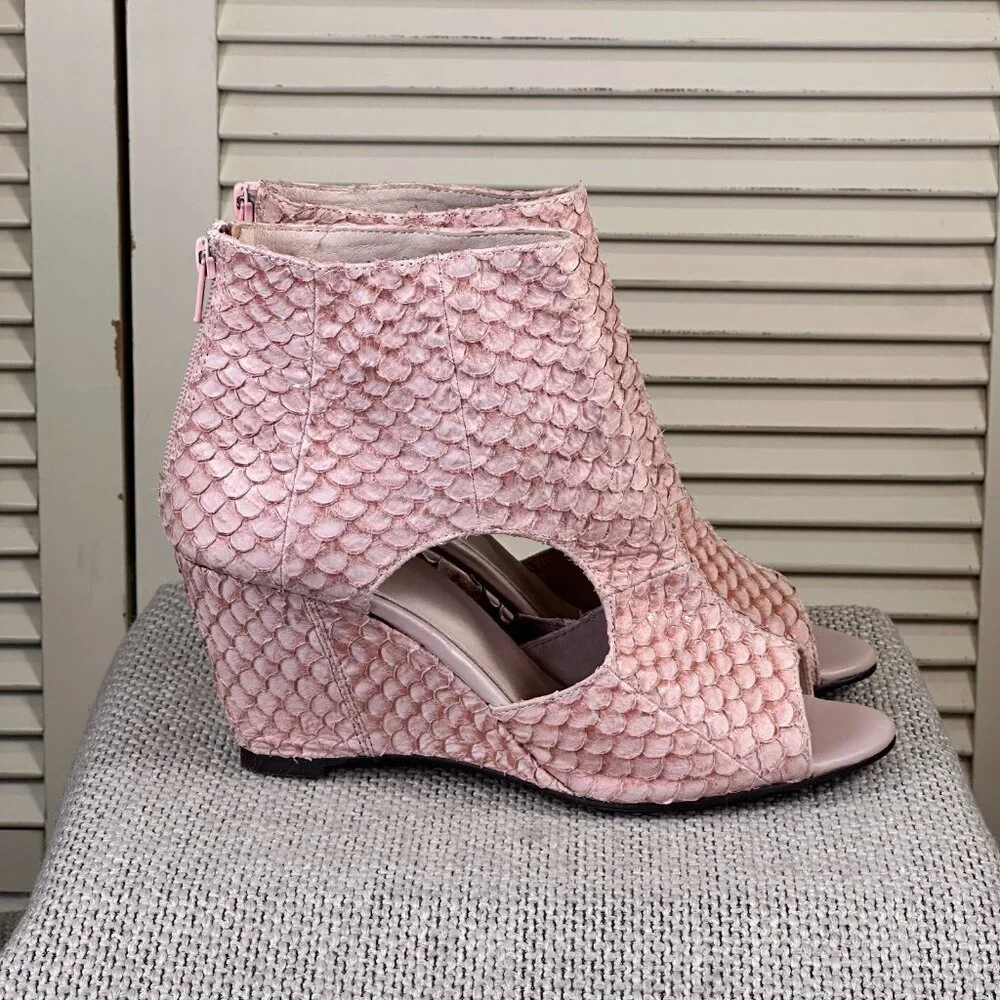 Anthropologie Blush Pink Textured Peep Toe Wedge Heels Ankle Bootie Zip Size 9.5